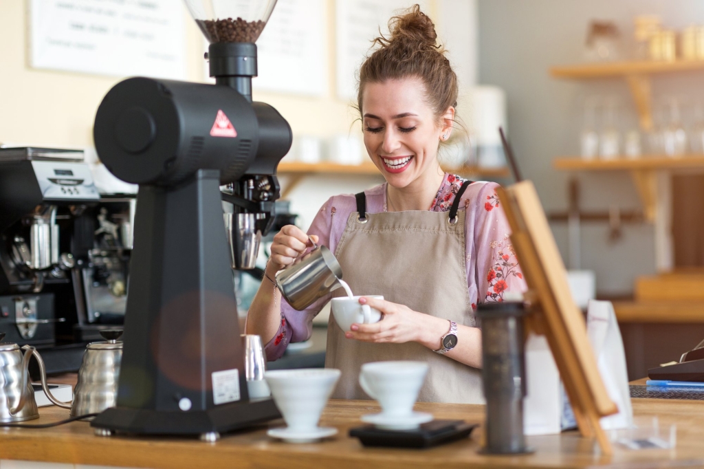 Barista maakt latte art met Pelican Rouge koffie